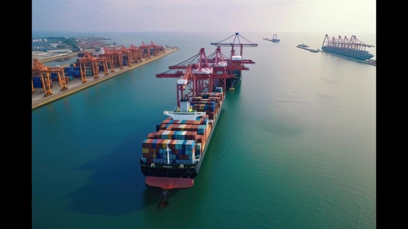 Контейнеровоз в Каспийском море