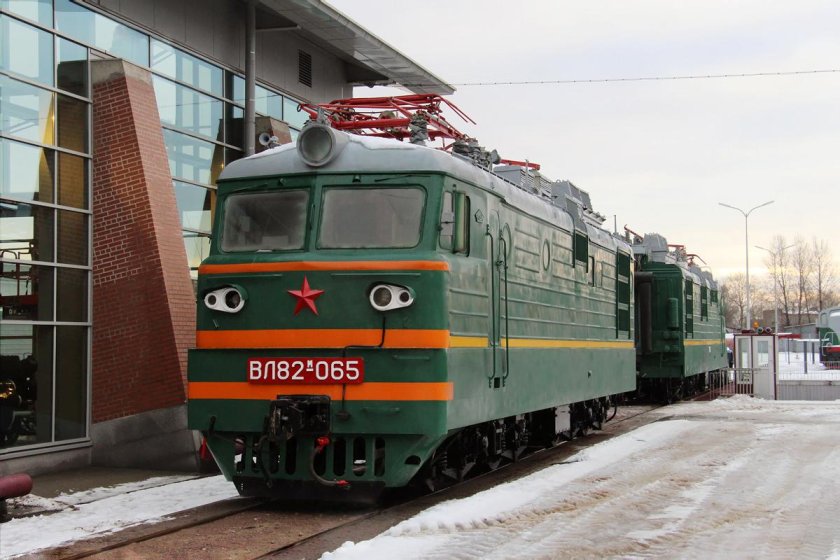 Электровоз вл82м