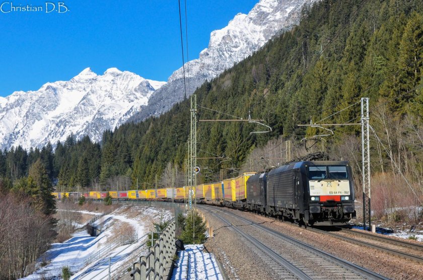 Поезд в долине