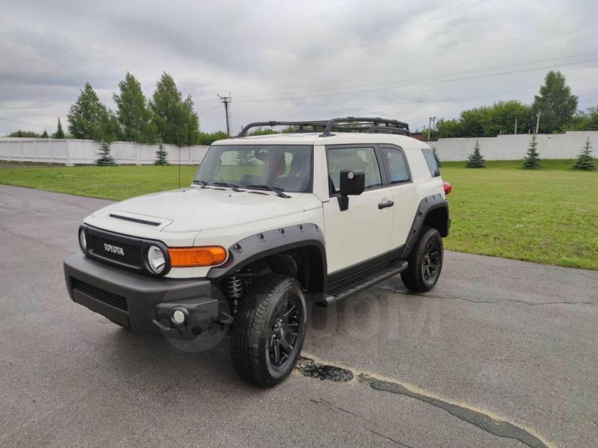 Машина toyota fj cruiser