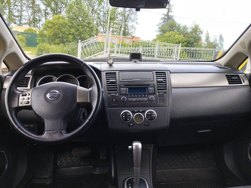 Nissan tiida 2008 седан салон