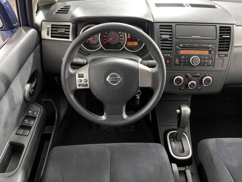 Ниссан тиида 2010 хэтчбек салон