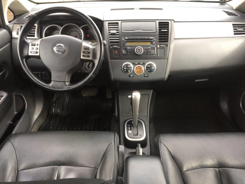 Nissan Tiida 2008 седан салон