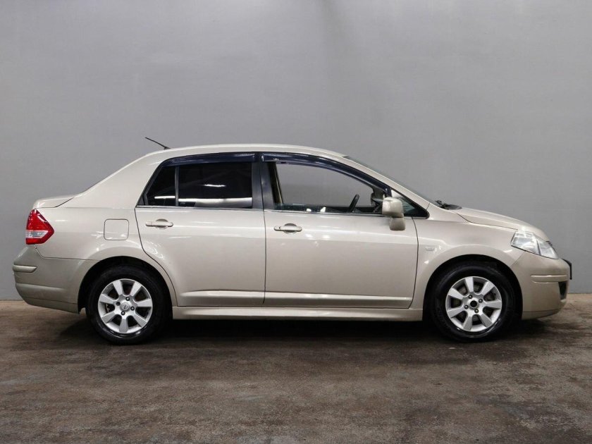 Nissan tiida седан