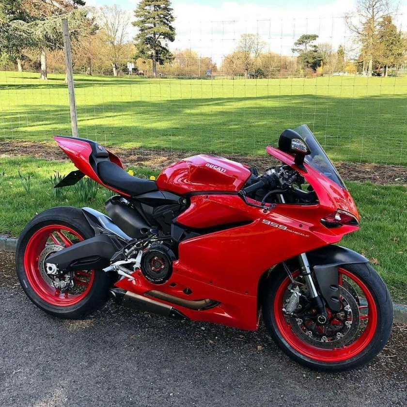 Мотоцикл Дукати 900 кубов