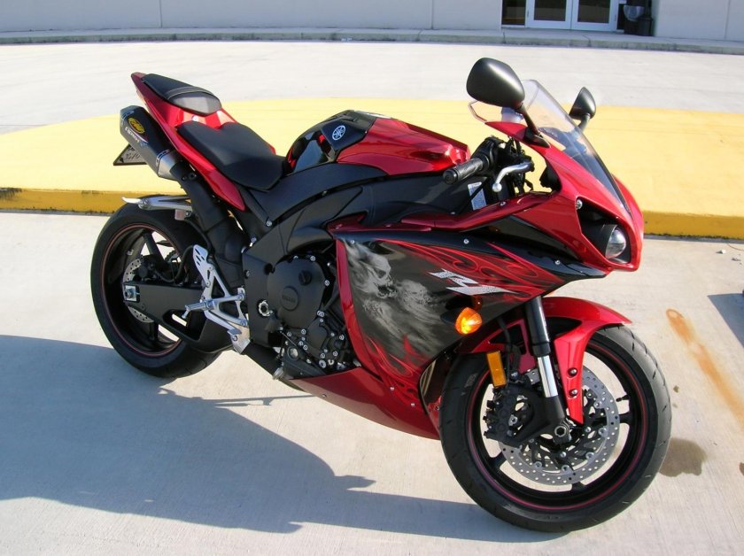 Yamaha r1 Red