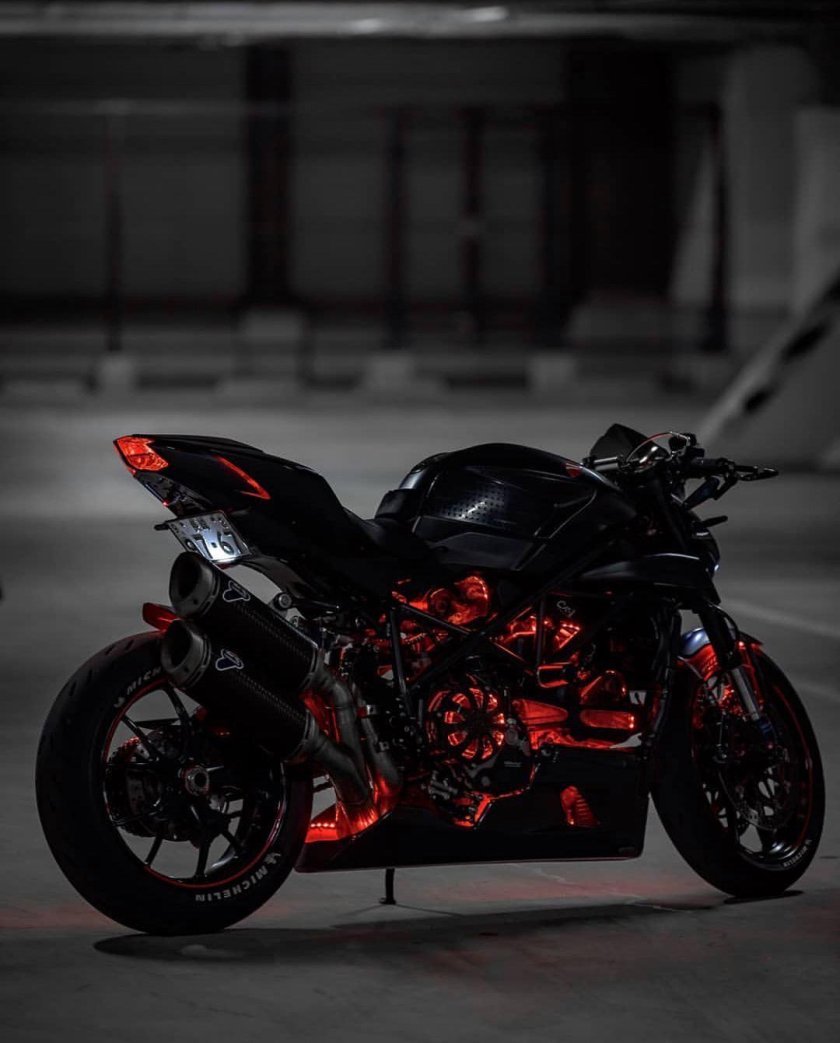 Мотоцикл Кавасаки черно красный