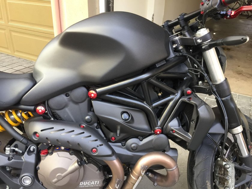 Дукати монстр карбон