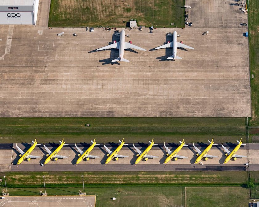 Самолет на стоянке