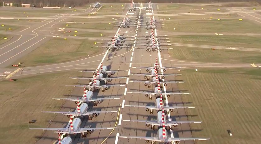 Самолет на стоянке