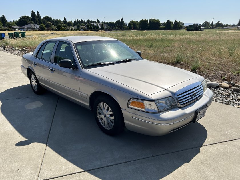 Ford crown victoria 2000