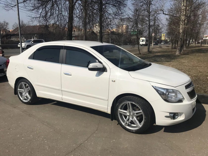 Белый Шевроле кобальт на 17 колесах