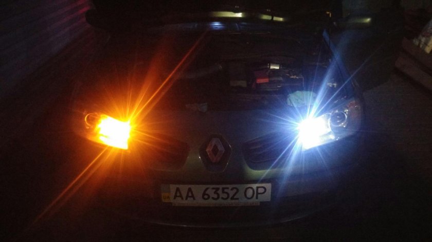 Оранжевые габариты Рено Меган 3