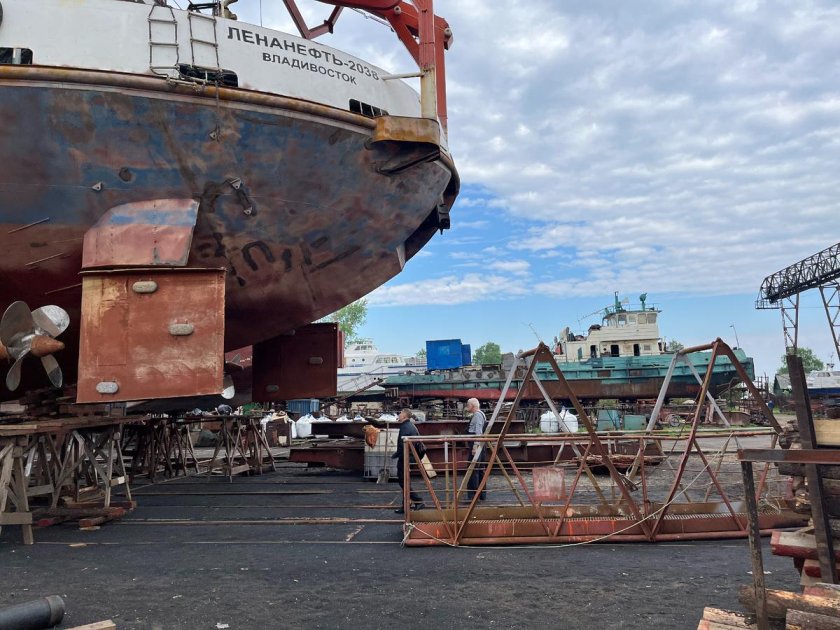 Ленанефть судно