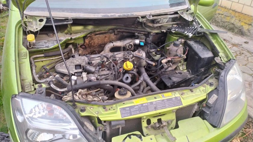 Моторный отсек Рено Сценик 2