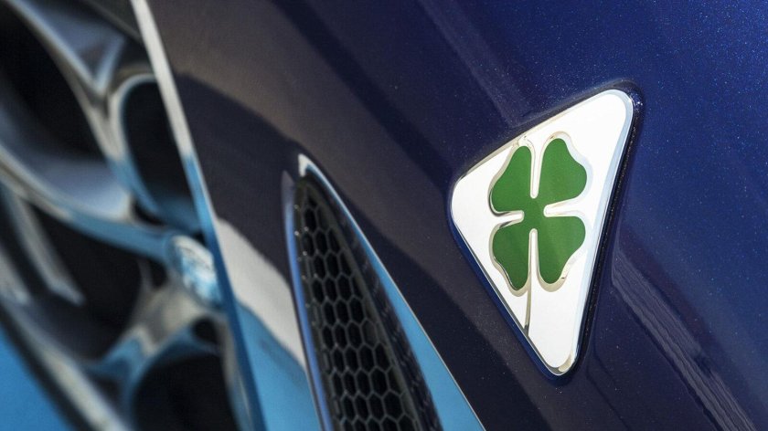 Альфа Ромео значок