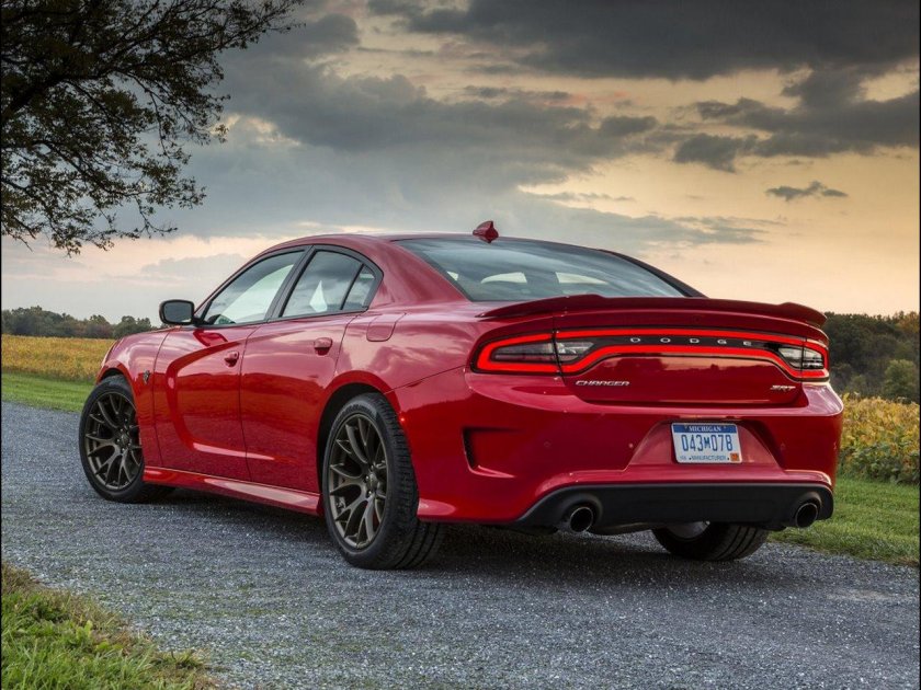 Додж Чарджер СРТ 2015