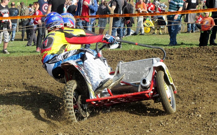 Гонки на мотоциклах с коляской