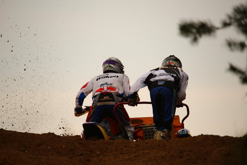 Кольцевые гонки на мотоциклах с коляской