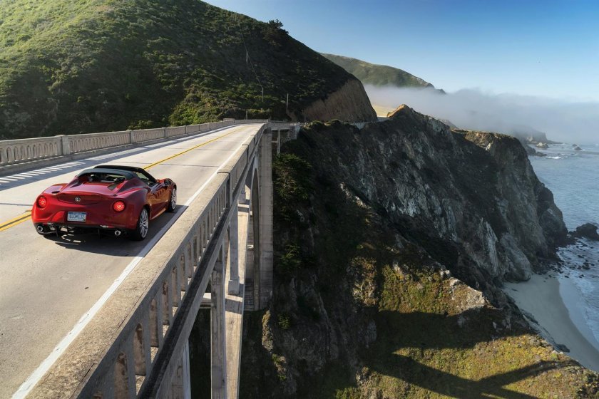 Машина на серпантине