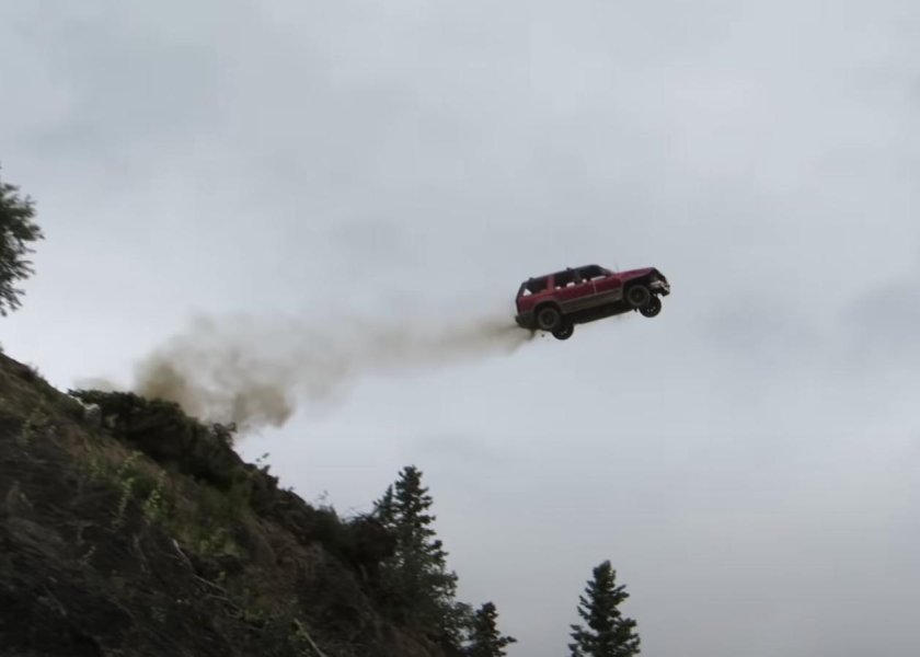 Машина летит с обрыва