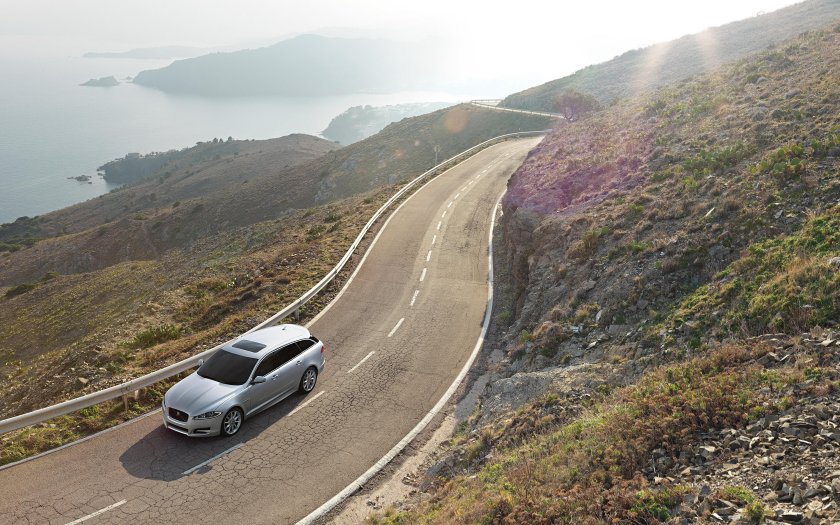 Машина на дороге