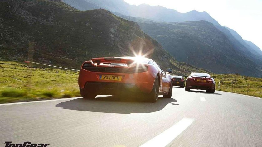 Машина на дороге