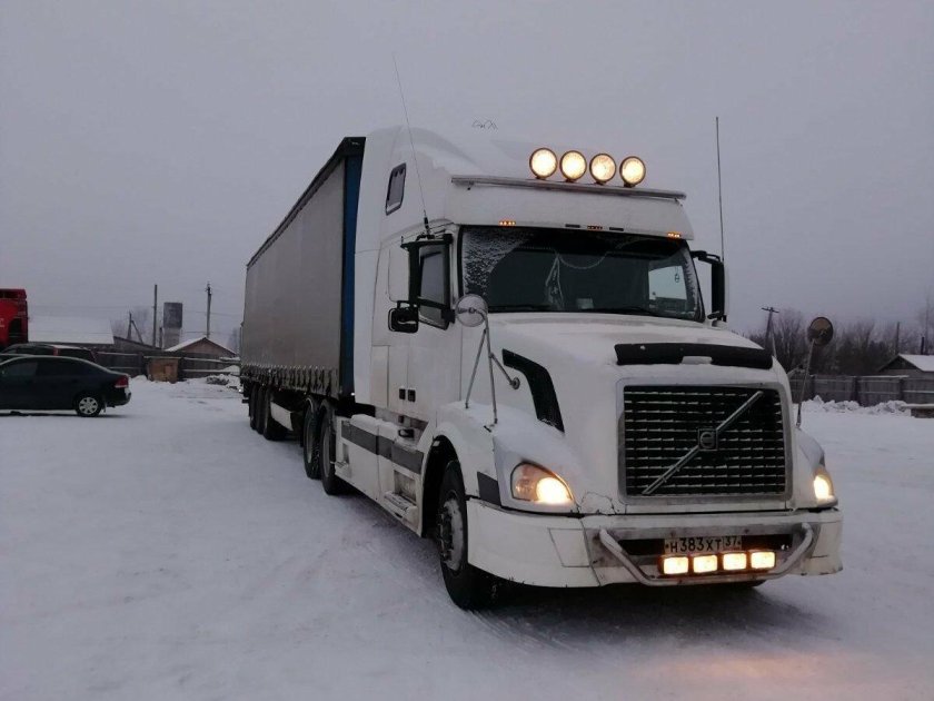 Тягач Volvo VNL 670 белый