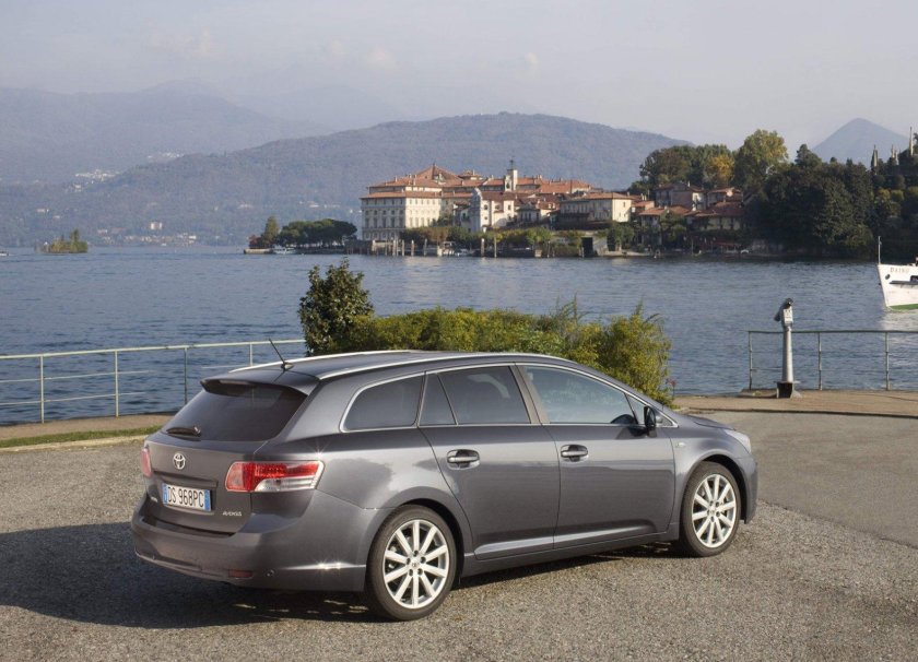 Toyota Avensis 2011 универсал