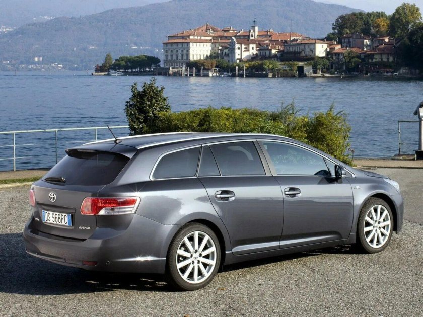 Toyota Avensis 2012 универсал
