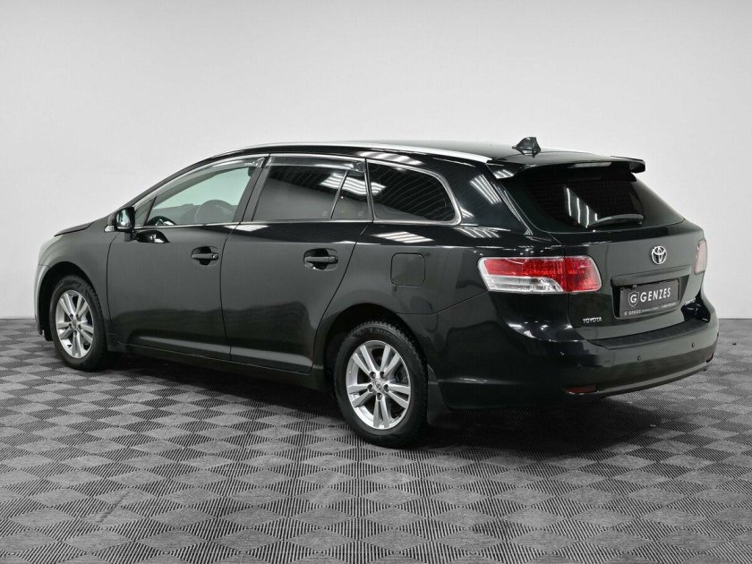 Toyota avensis универсал 2013