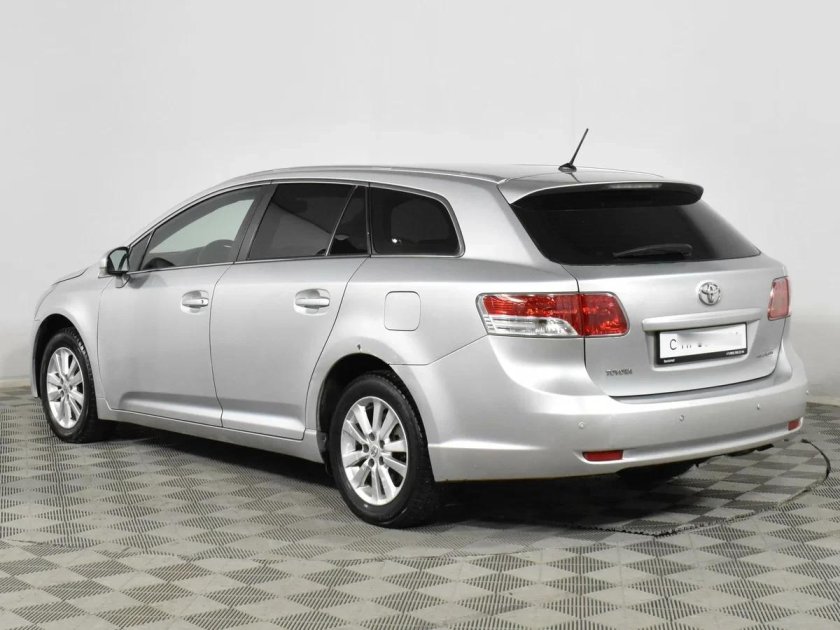 Тойота Авенсис 2010