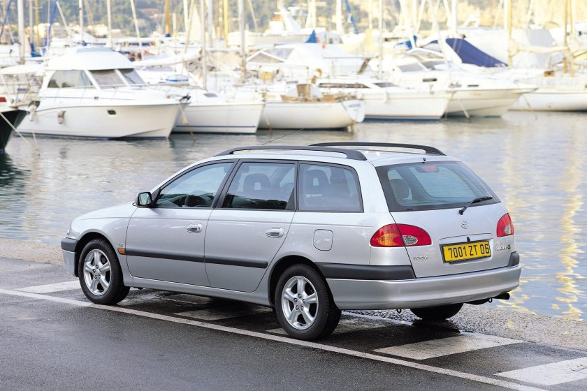 Авенсис универсал 2000