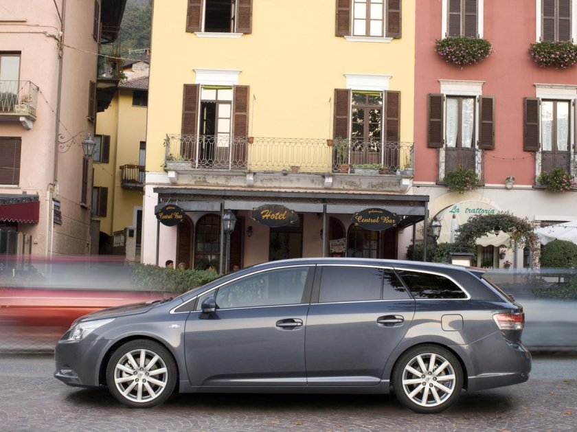 Toyota Avensis 2011 универсал