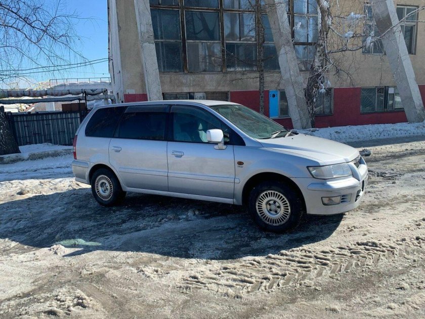 Мицубиси шариот грандис