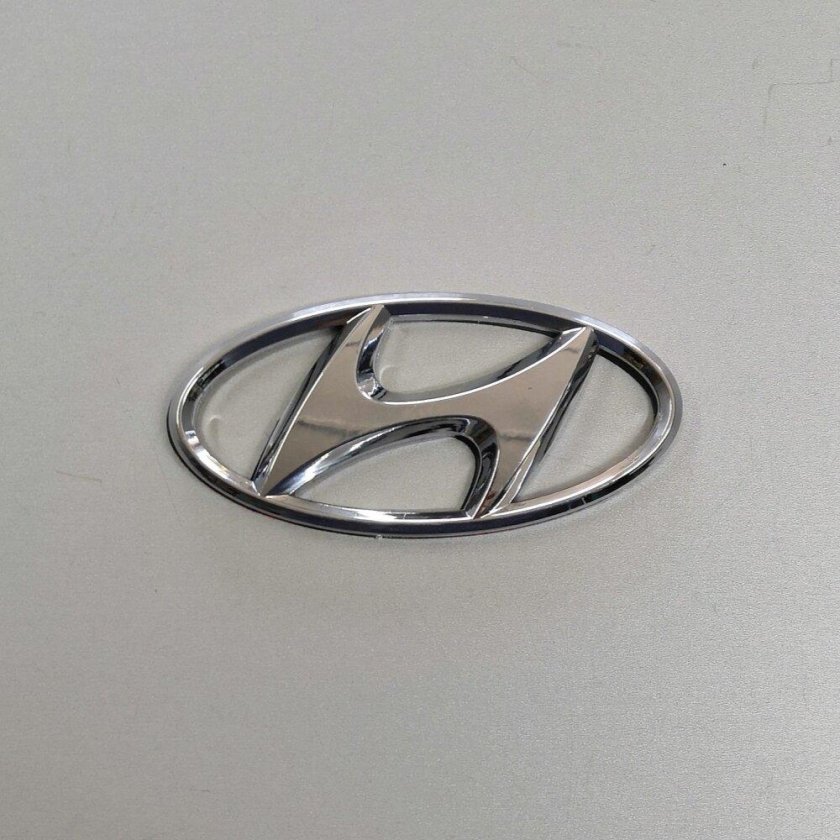 Эмблема Хендай на решетку радиатора черная i30 2012 года