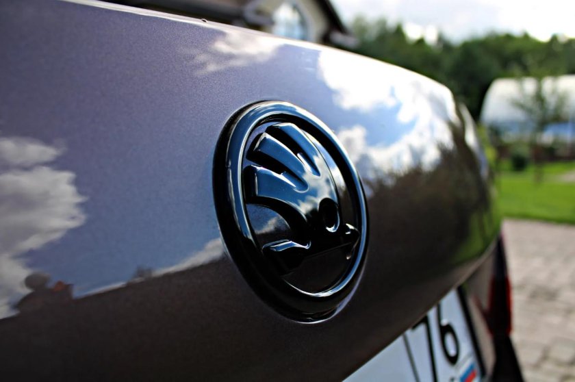 Черный матовый значок Шкода Суперб 2