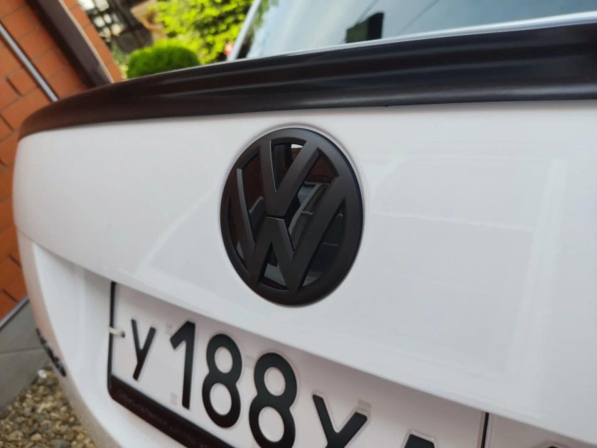 Камера в значок багажника VW