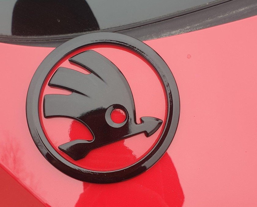 Эмблемы Шкода Рапид черные