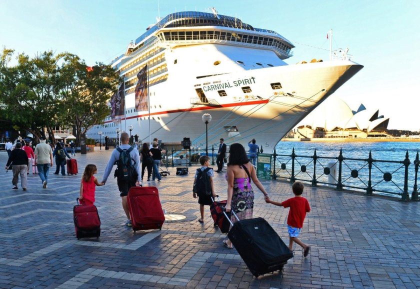 Круизный лайнер с пассажирами