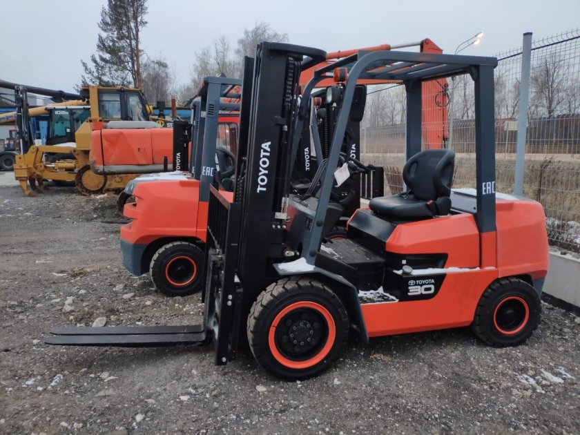 Тойота погрузчик вилочный 2.5 тонны дизель