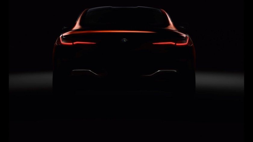 БМВ на черном фоне