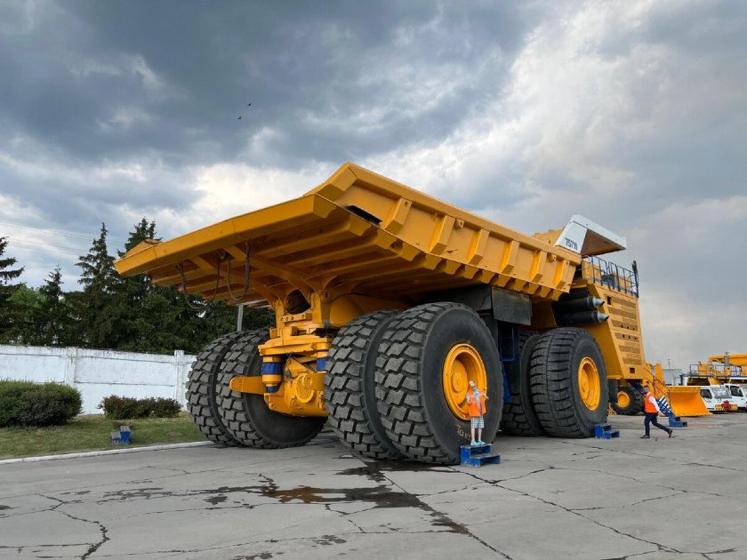 Карьерный самосвал БЕЛАЗ-75710