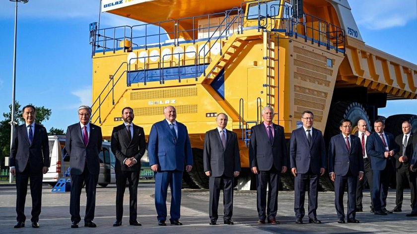 Белаз карьерный самосвал 75602