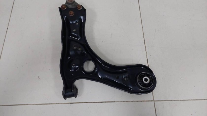 Рычаг передней подвески Шкода Рапид