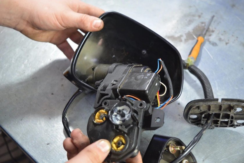 Механизм складывания зеркал Тойота Камри