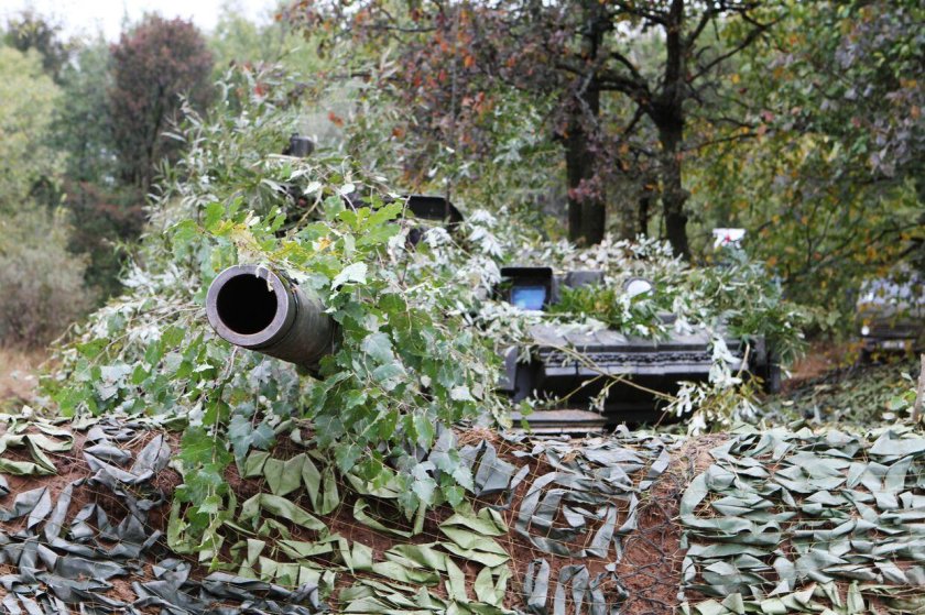 Замаскированный танк т80