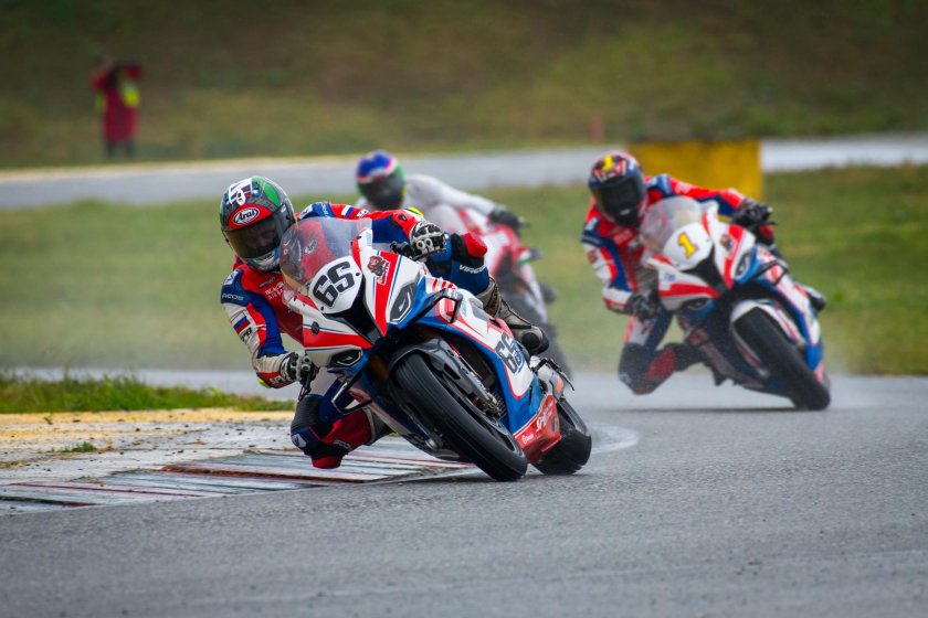 Пилот шоссейно кольцевых мотогонок