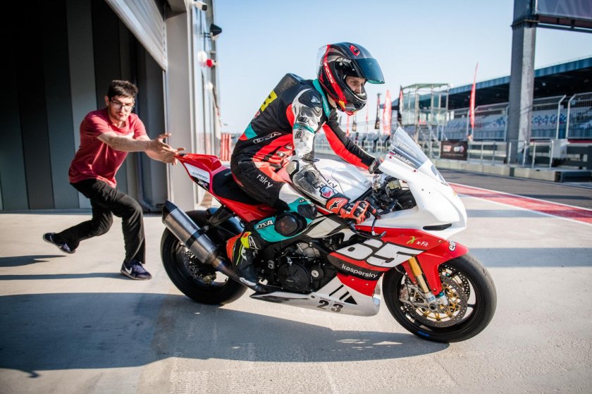 Мотогонщик Илья Рузанов