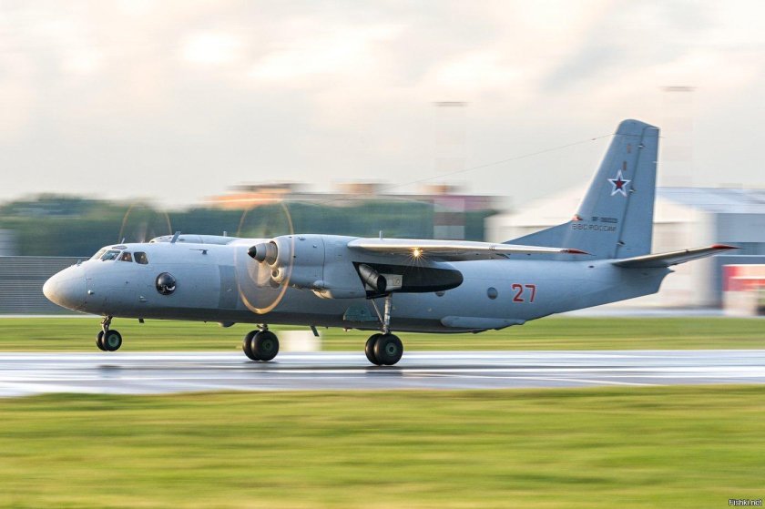 АН-26 военно-транспортный